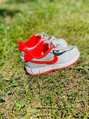 Nike Air Force 1 Low
Light Smoke Bright Crimson
